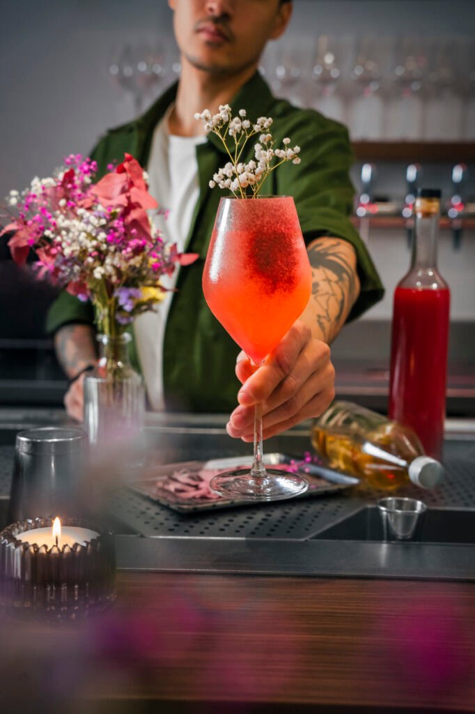 Contrast Lyon - Bar premium - Barman préparation cocktail technique