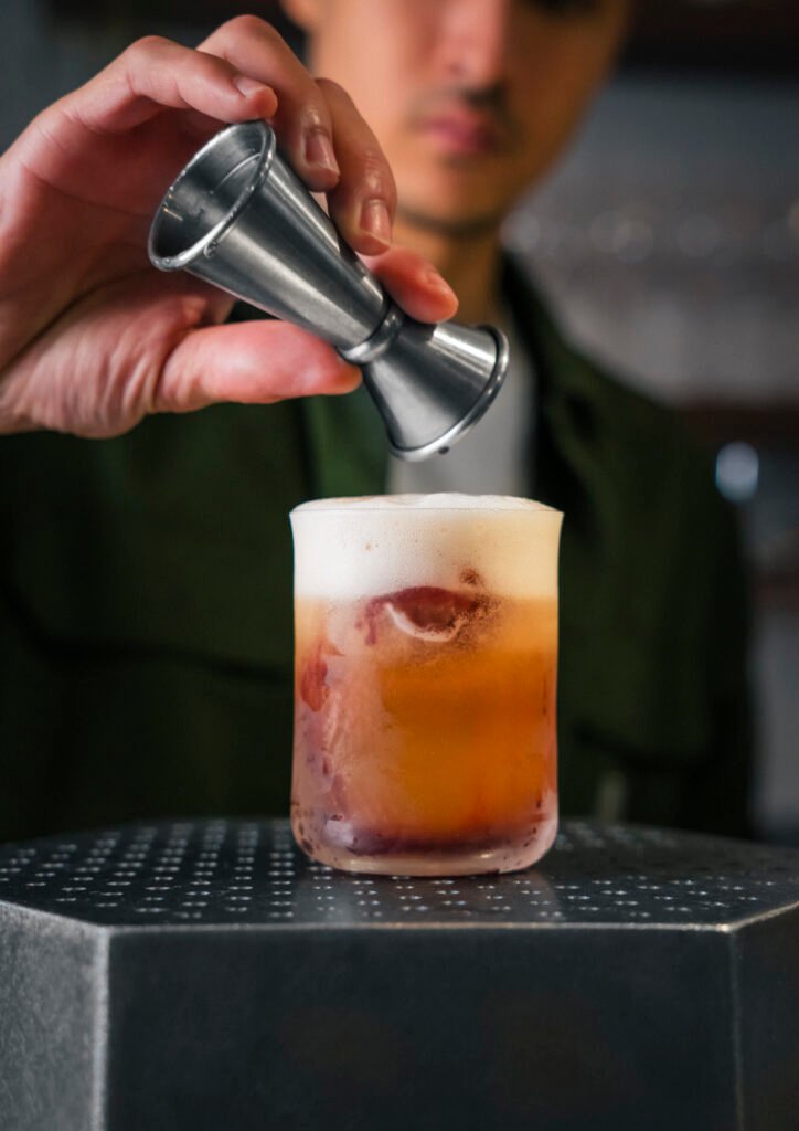 Contrast Lyon - Bar premium - Barman préparation cocktail technique