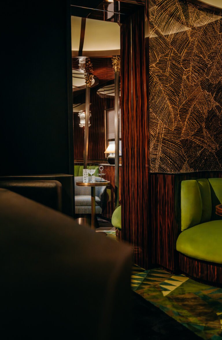 Orient Express Paris - Bar lounge wagon - Fauteuils club velours ambiance 1920