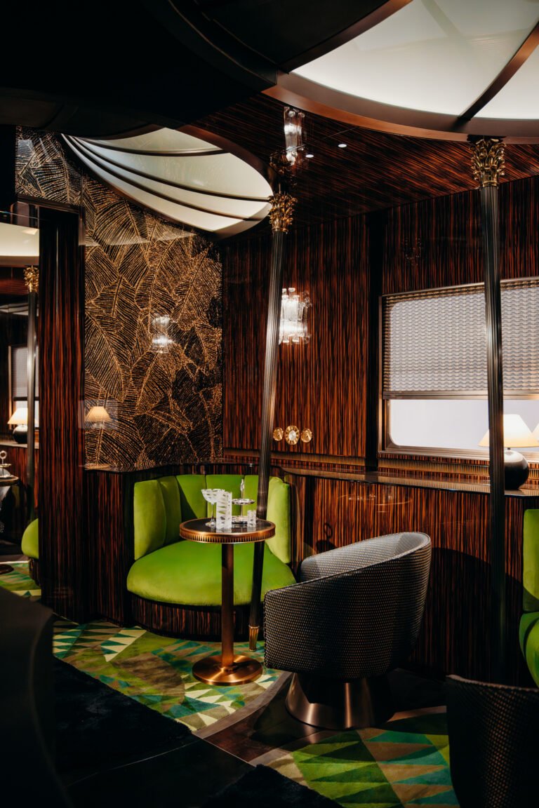 Orient Express Paris - Détail Art Déco - Poignée cuivre gravée motifs géométriques