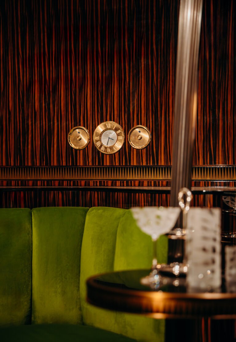 Orient Express Paris - Détail Art Déco - Poignée cuivre gravée motifs géométriques