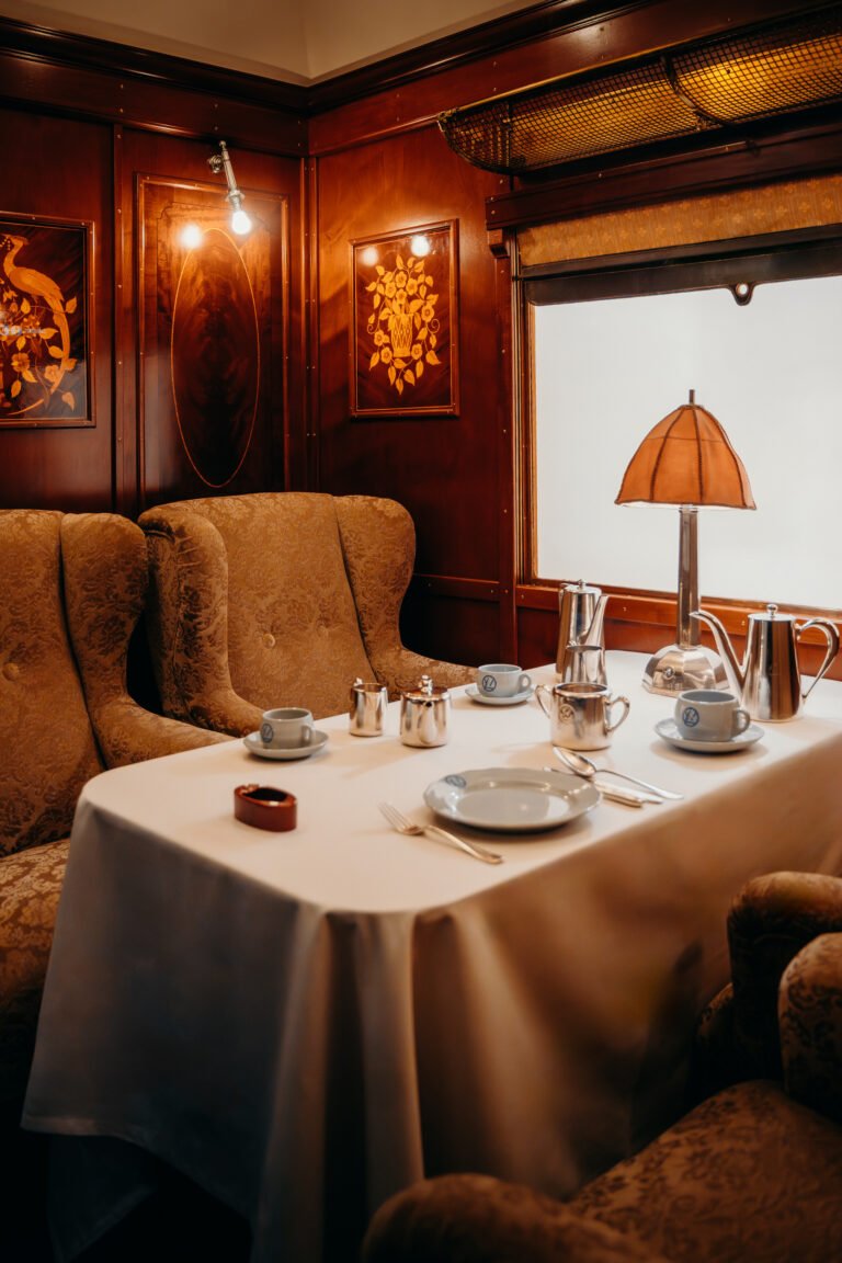 Orient Express Paris - Gastronomie à bord - Table dressée vaisselle fine argenterie