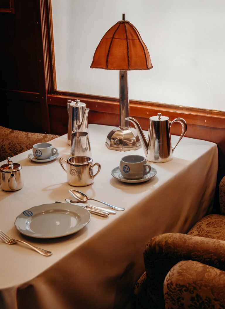Orient Express Paris - Gastronomie à bord - Table dressée vaisselle fine argenterie