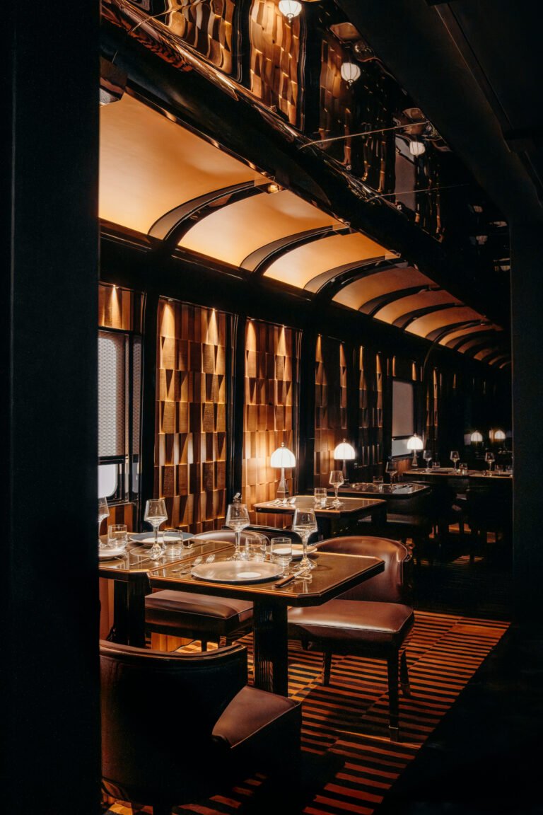 Orient Express Paris - Gastronomie à bord - Table dressée vaisselle fine argenterie