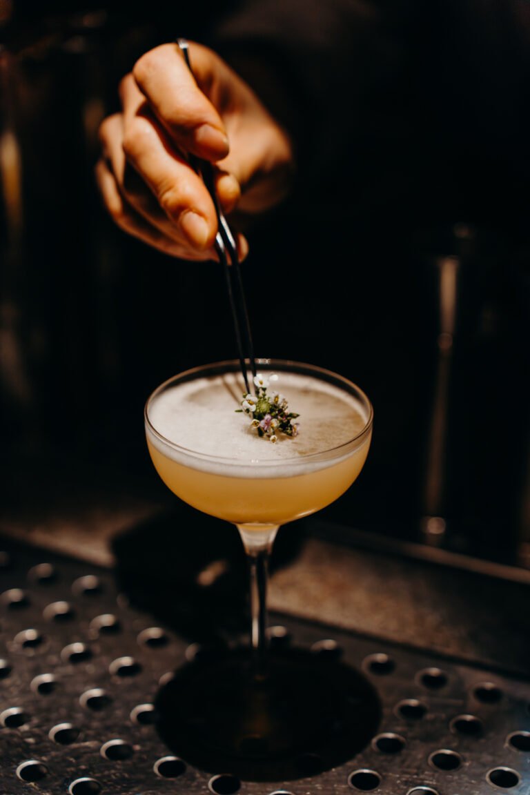 Zest Séoul - Mixologie de prestige - Comptoir bar design coréen éclairage tamisé