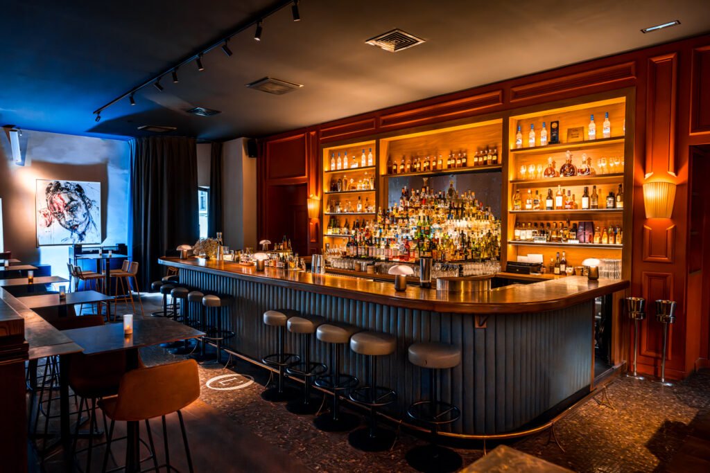L'Officine Lyon - Hospitalité restauration - Bar comptoir bois détail artisanal