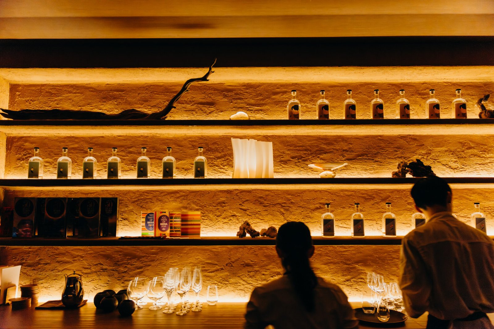 Zest Séoul - Mixologie de prestige - Comptoir bar design coréen éclairage tamisé