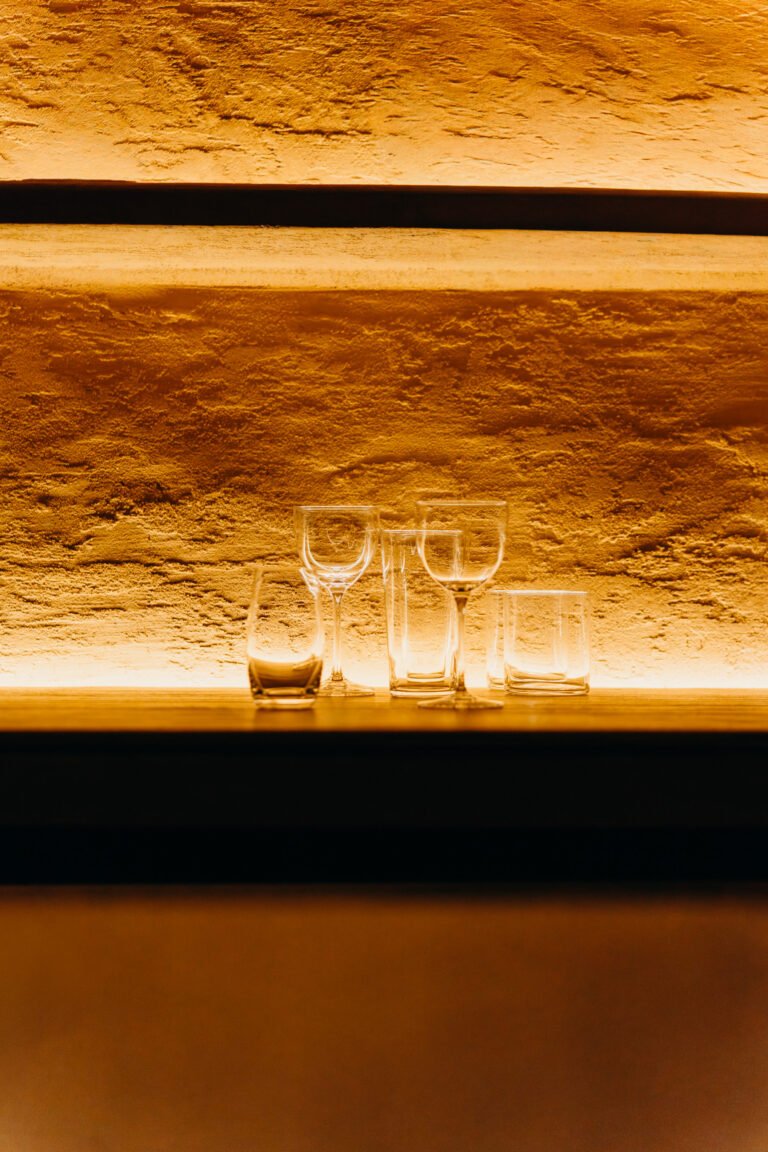 Zest Séoul - Mixologie de prestige - Comptoir bar design coréen éclairage tamisé